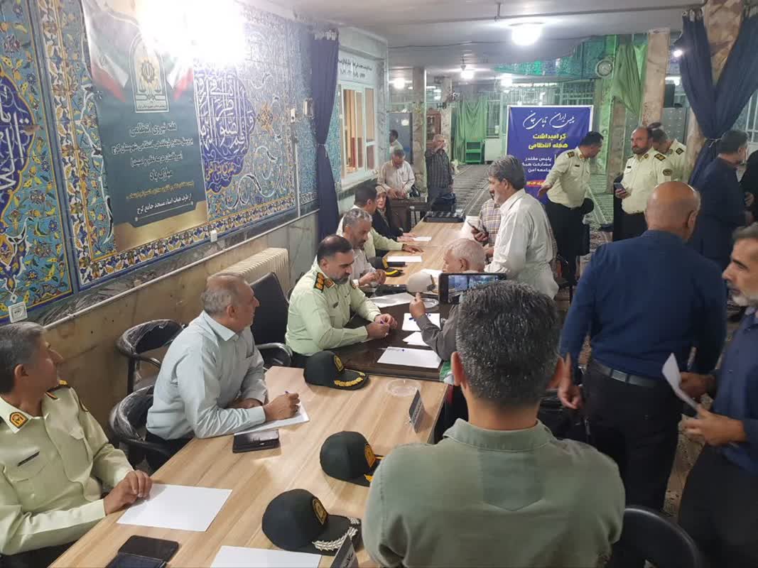 ديدار مردم با فرماندهي نيروي انتظامي شهرستان کرج در مسجد جامع کرج